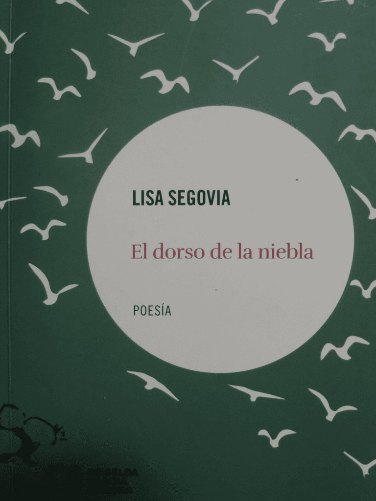 Portada del libro 'El dorso de la niebla' de Lisa Segovia, publicada por Griselda García Editora, con un fondo verde y siluetas de aves en vuelo.