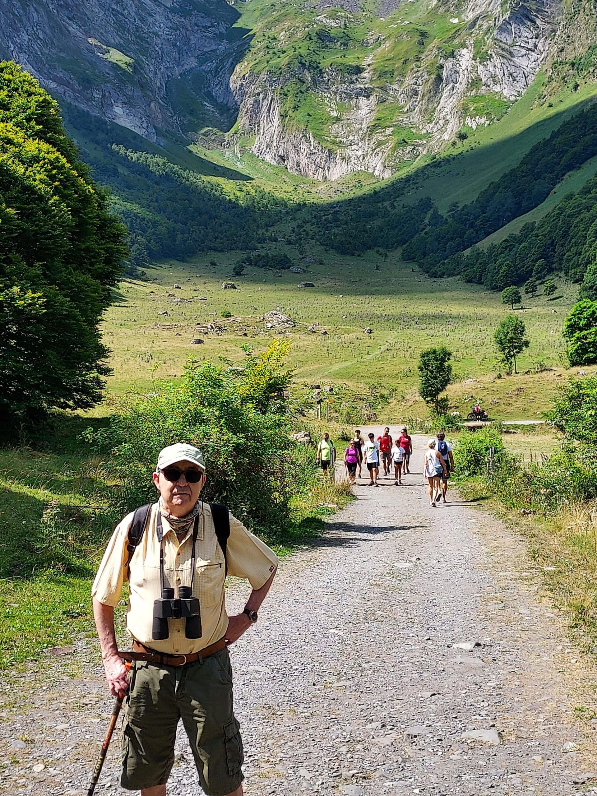 Foto de Jose Luis Prada, caminando en una montaña