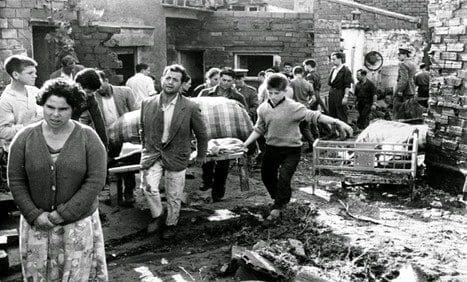 foto en blanco y negro de un pueblo